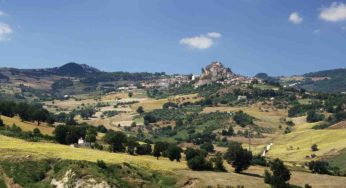 Il borgo-terrazza segreto affacciato sul lago nascosto tra gli Appennini: un panorama da sogno che ti lascerà senza fiato