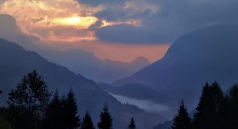 Immerso tra le maestose Alpi friulane si nasconde un borgo segreto, dove il gusto diventa magia: scopri dove mangiare con vista su un lago mozzafiato!