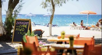 Un viaggio misterioso sulla via della Feta: un’isola che collega l’Oriente al Mediterraneo.