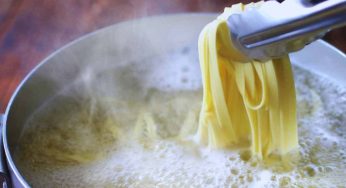 Acqua della pasta, io la uso così sulla pelle e ora è liscia come quella di un bambino: mi ringrazierai